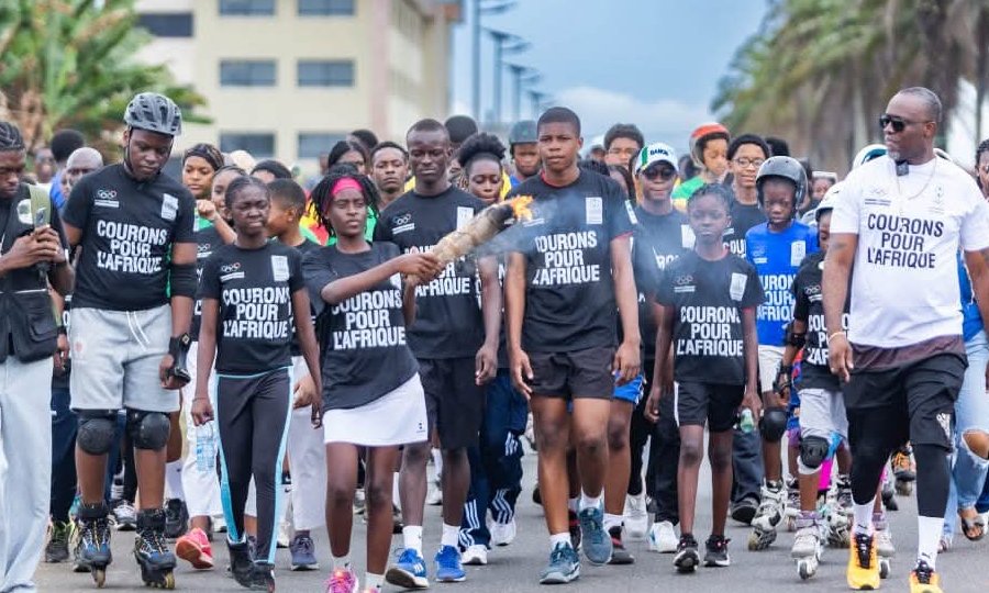 JOJ Dakar 2026 : Près de 500 jeunes célèbrent la flamme olympique à Akanda