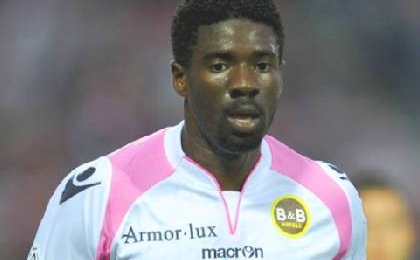 Ecuelé Manga prolonge son contrat à Lorient 