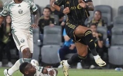 MLS : Denis Bouanga brille dans un derby de feu à Los Angeles