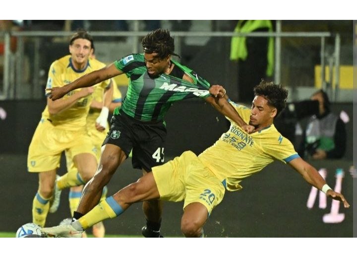 Serie A : Anthony Oyono solide, Frosinone renverse Sassuolo dans un match fou
