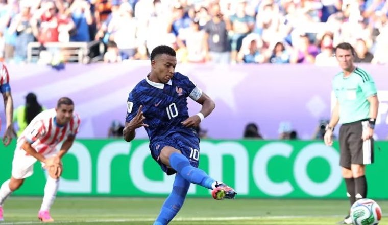 Mondial 2026 : la France écarte le Paraguay sans briller et retrouvera le Maroc en quarts