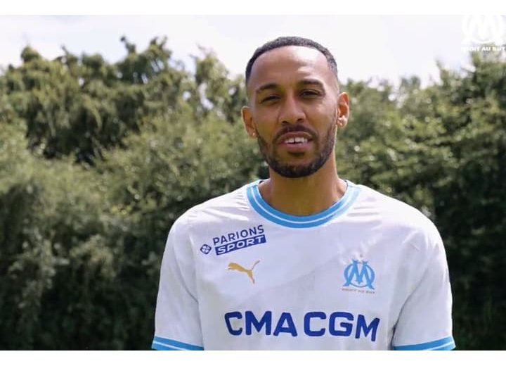 Pierre Émerick Aubameyang signe son retour en France à l'OM