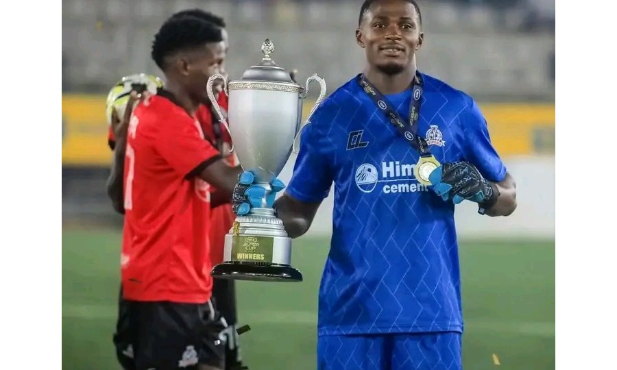 Ouganda : Loyce Mbaba soulève déjà son premier trophée avec Vipers SC
