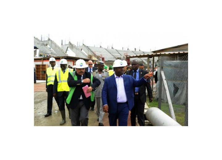 ALI BONGO inspecte les chantiers de la CAN à Franceville
